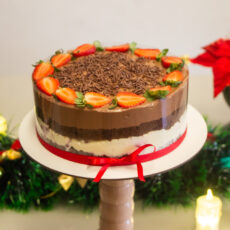 Torta Mousse (Ninho, Chocolate e Morango)